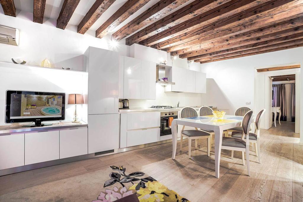 Venice Dream House Room photo
